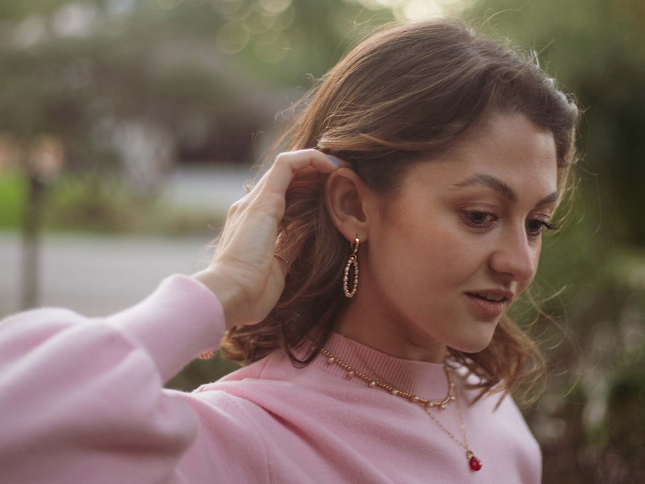 Pequeños aros de perlas rosas