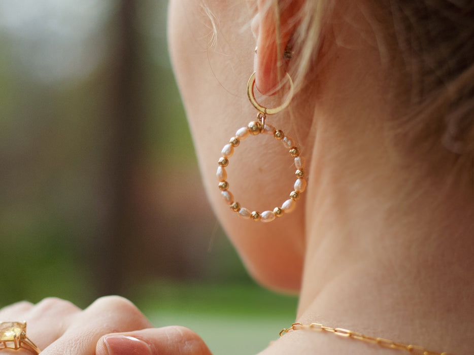 Pequeños aros de perlas rosas